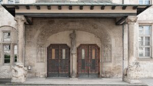 Eingang des Universitätshauptgebäudes