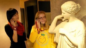 Schülerin Jasmin Melzer und die wissenschaftliche Mitarbeiterin Stefanie Adler mit Audioguide am Ohr vor dem Gipsabguss der Jagdgöttin Artemis aus der Antikensammlung der Friedrich-Schiller-Universität.