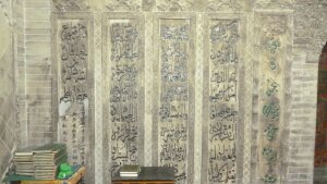 Innenraum der ǧahritischen Moschee Qin’anxian Nanxiaguan Qingzhensi秦安县南下关清真寺 mit arab. Kalligraphie, im Landkreis Qin’an in Gansu