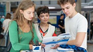 Studierende informieren sich über das Studienangebot