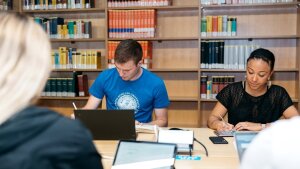 Studierende bereiten sich auf eine Prüfung vor