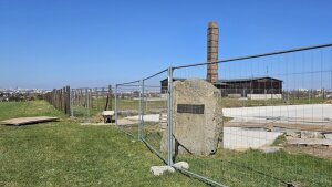 Rückseite des 2003 von dem jüdischen Überlebenden Dawid Efrati und der Towarzystwo opieki nad Majdankiem gestifteten Gedenksteins für die "18400 Juden – Gefangene von Majdanek und der Arbeitslager in Lublin," die am 3. November 1943 von den Deutschen in unmittelbarer Nähe des Krematoriums in Gräben bei Schlagermusik erschossen wurden.