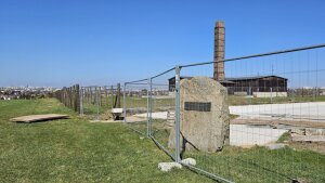 Rückseite des 2003 von dem jüdischen Überlebenden Dawid Efrati und der Towarzystwo opieki nad Majdankiem gestifteten Gedenksteins für die "18400 Juden – Gefangene von Majdanek und der Arbeitslager in Lublin," die am 3. November 1943 von den Deutschen in unmittelbarer Nähe des Krematoriums in Gräben bei Schlagermusik erschossen wurden