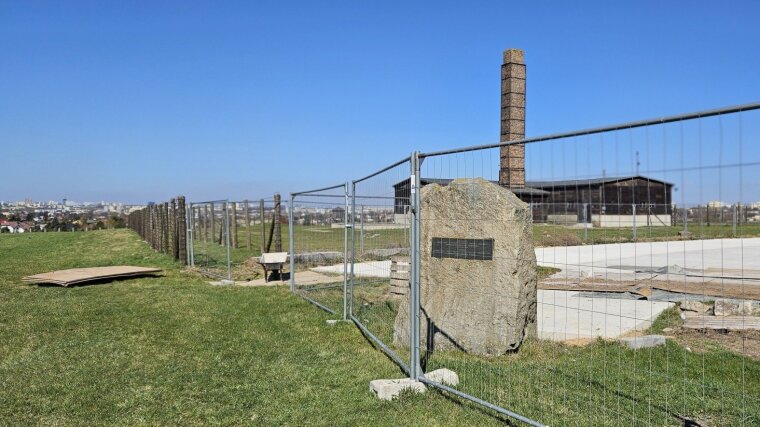 Rückseite des 2003 von dem jüdischen Überlebenden Dawid Efrati und der Towarzystwo opieki nad Majdankiem gestifteten Gedenksteins für die "18400 Juden – Gefangene von Majdanek und der Arbeitslager in Lublin," die am 3. November 1943 von den Deutschen in unmittelbarer Nähe des Krematoriums in Gräben bei Schlagermusik erschossen wurden