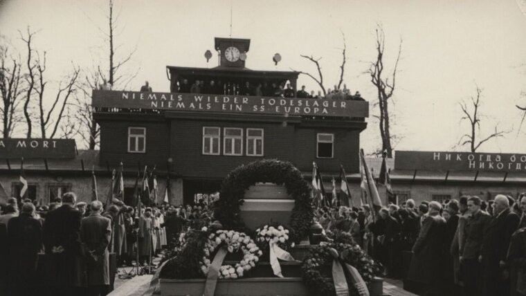 „Niemals wieder Todeslager / Niemals ein SS Europa“: Internationale Teilnehmer:innen bei den Feierlichkeiten zum 9. Jahrestag der Befreiung des KZ Buchenwald auf dem ehem. Appellplatz, 11. April 1954.
