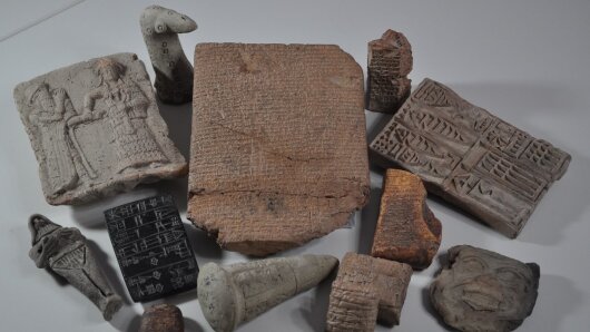 Keilschrifttafeln, Tonnägel, Ziegelstempel und andere Objekte aus der "Frau Professor Hilprecht Collection of Babylonian Antiquities" Jena
