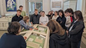 Dr. Ariane Ludwig erläutert ein frühes Manuskriptblatt Goethes zum "Faust I", an dem er während seiner Italienreise gearbeitet hat, in der Ausstellung "Experiment Faust" im "Goethe- und Schiller-Archiv".
