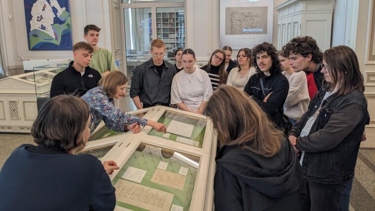Dr. Ariane Ludwig erläutert ein frühes Manuskriptblatt Goethes zum "Faust I", an dem er während seiner Italienreise gearbeitet hat, in der Ausstellung "Experiment Faust" im "Goethe- und Schiller-Archiv".