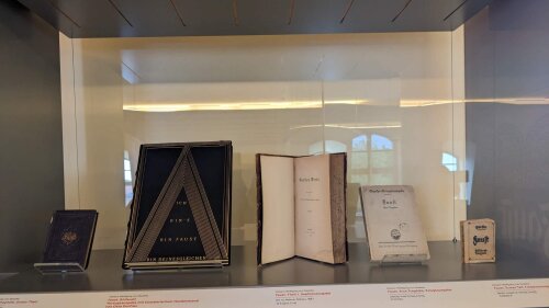 Fünf der vielen Schätze aus der "Faust-Sammlung" in der "Herzogin Anna Amalia Bibliothek"