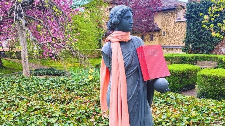 Statue mit Schal im Frommannschen Garten