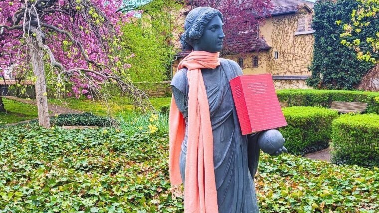 Statue mit Schal im Frommannschen Garten