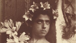 [Boy with lillies], Baron Wilhelm von Gloeden (1856 - 1931), rund 1890–1914