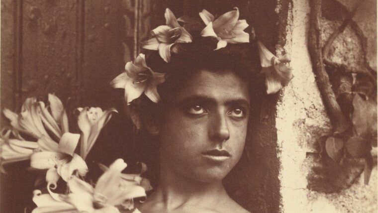 [Boy with lillies], Baron Wilhelm von Gloeden (1856 - 1931), rund 1890–1914