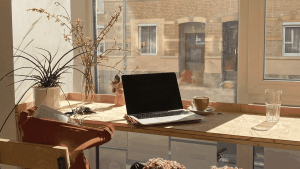 Laptop im Café