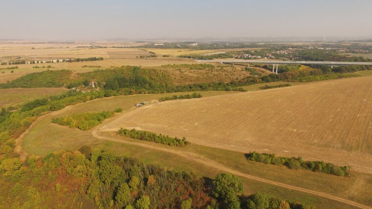 The micro-region Kuckenburg/Esperstedt. In the foreground the Kuckenburg site with the fortified hilltop settlement, in the background the Esperstedt graveyard and settlement (in the area of the route of the A38)