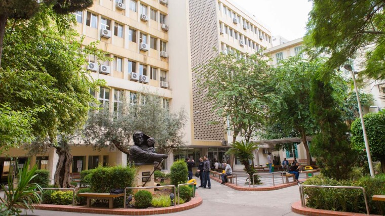 Eine Statue des heiligen Joseph auf dem Campus der Sozialwissenschaften der Saint Joseph University, Beirut.