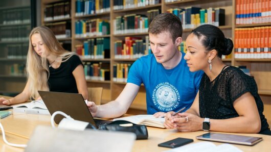 Studierende lernen