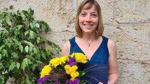 Eine Frau mit Blumenstrauß