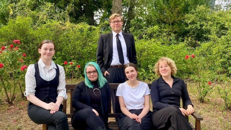 Die Autorin im Kreis der Studierenden, die das 18. Jenaer Lyrikgespräch organisiert haben, - von links nach rechts: Kat Schmidt, Romina Nikolić, Pascal Paetsch, Louisa Girrulat und Paulina Ebmeier
