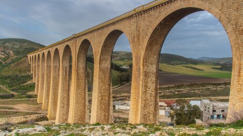 Die fünfte Brücke von Beja (Kantara Khamsa): Historische Eisenbahnbrücke zwischen Tunis und Beja (Tunesien)