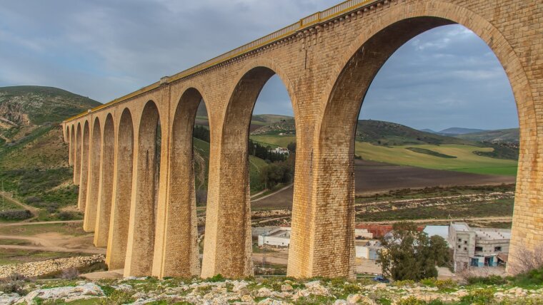 Die fünfte Brücke von Beja (Kantara Khamsa): Historische Eisenbahnbrücke zwischen Tunis und Beja (Tunesien)