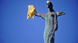 Statue von Medea mit dem goldenen Vlies in Batumi