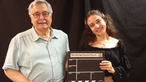 Diana Tarasova (mit Regieklappe) und Hermann Funk kurz vor Podcastbeginn