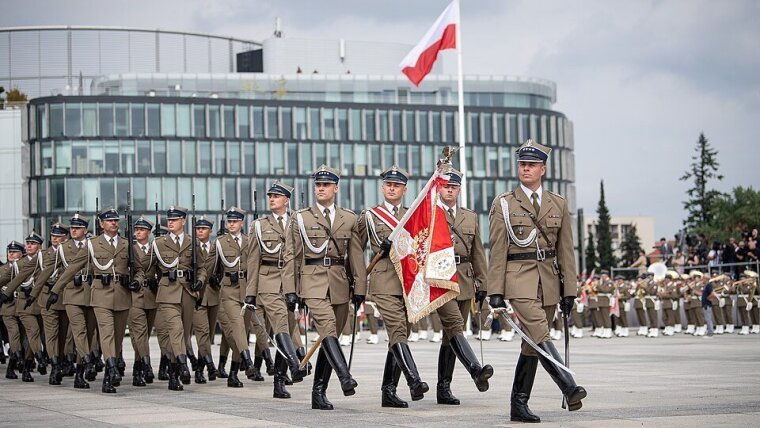 Polnische Soldaten bei einer ofiziellen Feier auf dem Pilsudski-Platz in Warschau