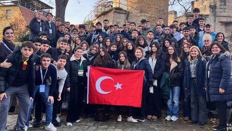 Schülegruppe mit türkischer Flagge vor dem Fuchsturm