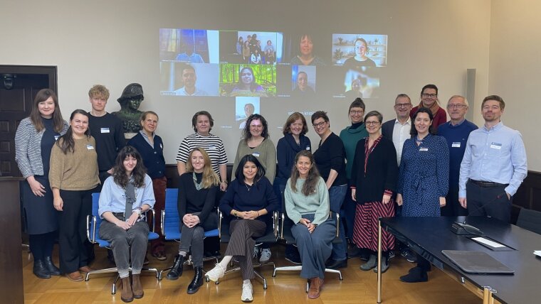 Gruppenfoto im Senatssaal