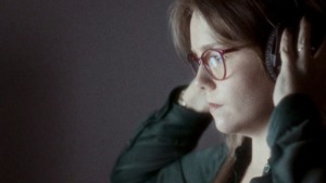 Frau mit Kopfhörern im Profil