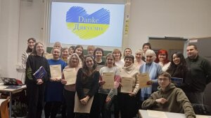 Gruppenbild mit den Teilnehmenden des Kurses "Ankommen in Deutschland"