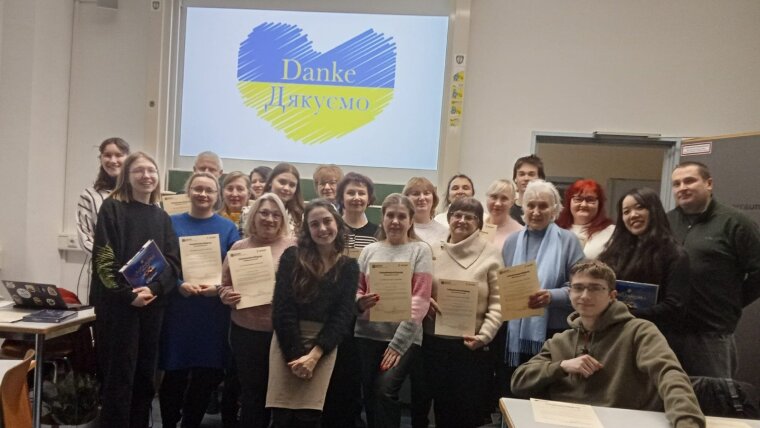 Gruppenbild mit den Teilnehmenden des Kurses "Ankommen in Deutschland"