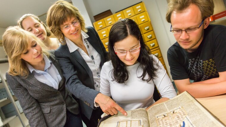 Archivarbeiten mit Studierenden