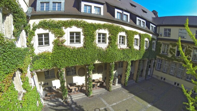 Großer Innenhof des Hauptgebäudes der Universität Jena, aufgenommen am 29.09.2014.