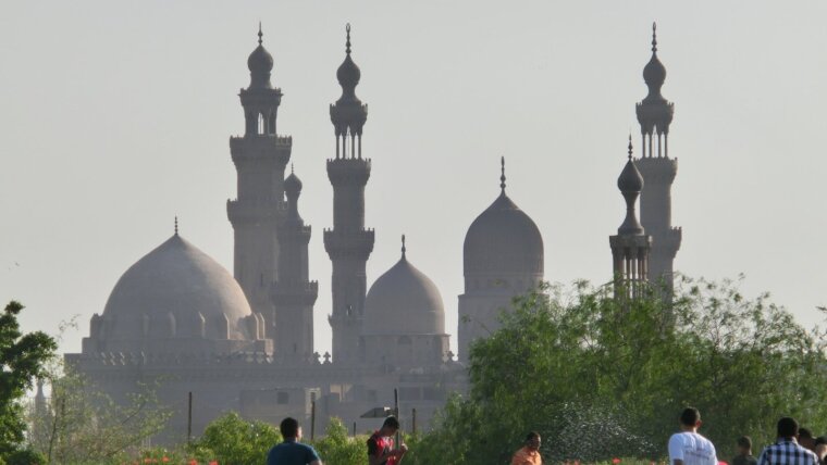 Die al-Rifa'i-Moschee und die Sultan-Hasan-Moschee vom al-Azhar-Park aus gesehen.