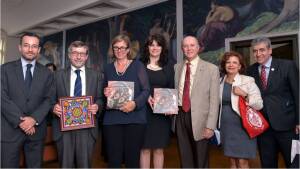 Intercambio de regalos institucionales. Dr. Carlos Ivan Moreno, Prof. Dr. Walter Rosenthal, Prof. Dr. Claudia Hammerschmidt, Dr. Dr. Claudia Tomadoni, Prof. Dr. Miguel Angel Navarro Navarro, Prof. Dra. María Alicia Peredo Merlo y Prof. Dr. Héctor Raúl Solís Gadea (izq. a der.)