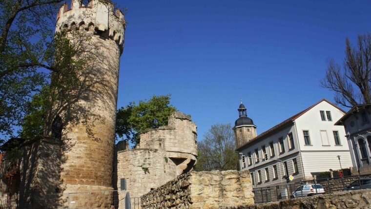 Blick auf das Institut für Germanistische Sprachwissenschaft Jena mit Pulverturm