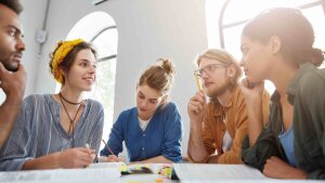 Studierende im Austausch an einem Tisch