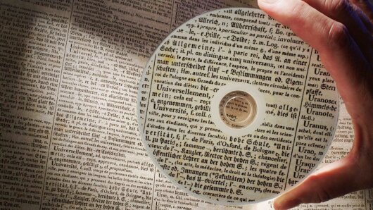 Wörterbuch und eine CD mit Worten bedruckt
