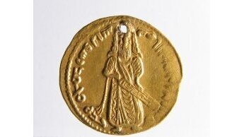 Dinar aus Damaskus mit dem Bildnis des Kalifen ʿAbd al-Malik aus dem Jahr 77 H. / 696 n. Chr. (Avers)