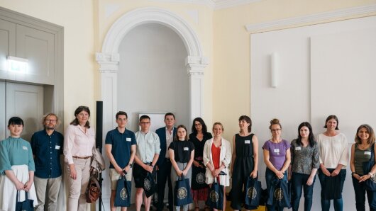 Die Studierenden mit ihren Betreuerinnen Apl. Prof. Dr. Annette Weinke (3. von li.) und Prof. Dr. Stefanie Middendorf (7. von re.)