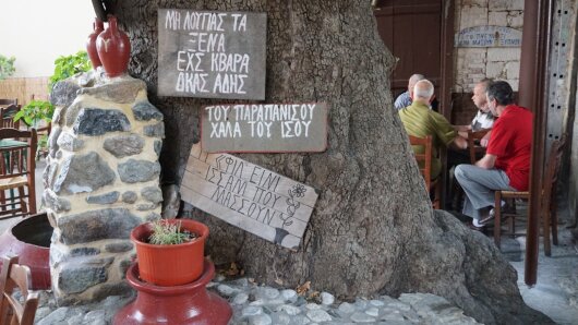 Humoristische Verse in einem Café (Agiassos 2017)