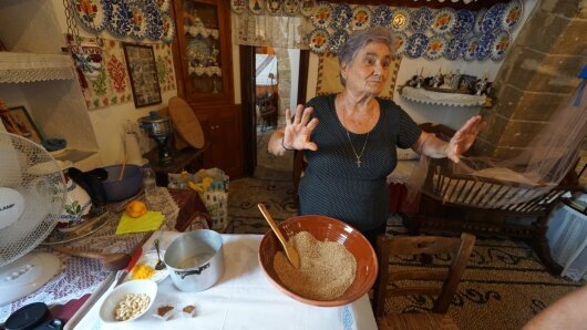 Tsabika Moustaka verrät geheimes Melekouni-Rezept (Koskinou 2023)