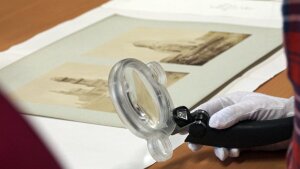 Studenten der Universität Jena am 08.11.2013 mit Objekten der Stübel-Sammlung im Seminar "Zum vergleichenden Blick: Objekte und ihre Reproduktionen in der Kunstgeschichte"
