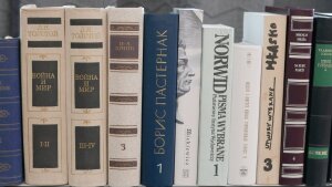 Bücherregal mit slawischen Klassikern