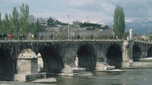 Massive Bogenbrücke, die über einen Fluss führt