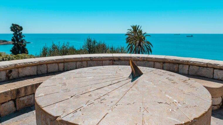 Sonnenuhr im Amphitheater in Tarragona, Spanien