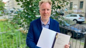 Apl. Prof. Dr. Fergal Lenehan mit Urkunde