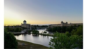Blick auf den Grenzfluss Narva von der estnischen Seite auf die russische Seite